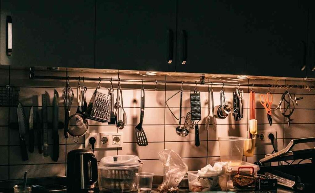 kitchen splash showing hooks or hanging kitchen utensils
