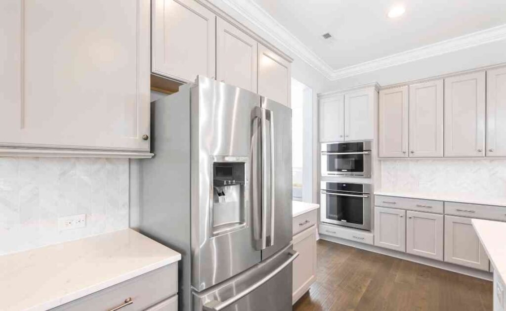 shiny metallic finish for the kitchen decor