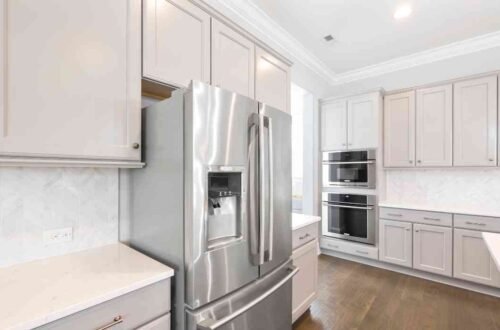 shiny metallic finish for the kitchen decor