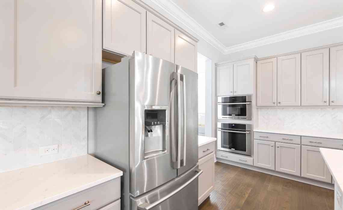 shiny metallic finish for the kitchen decor